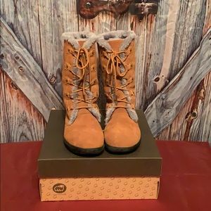 Lamo Fleece Lined Boots Chestnut Color Size 9M